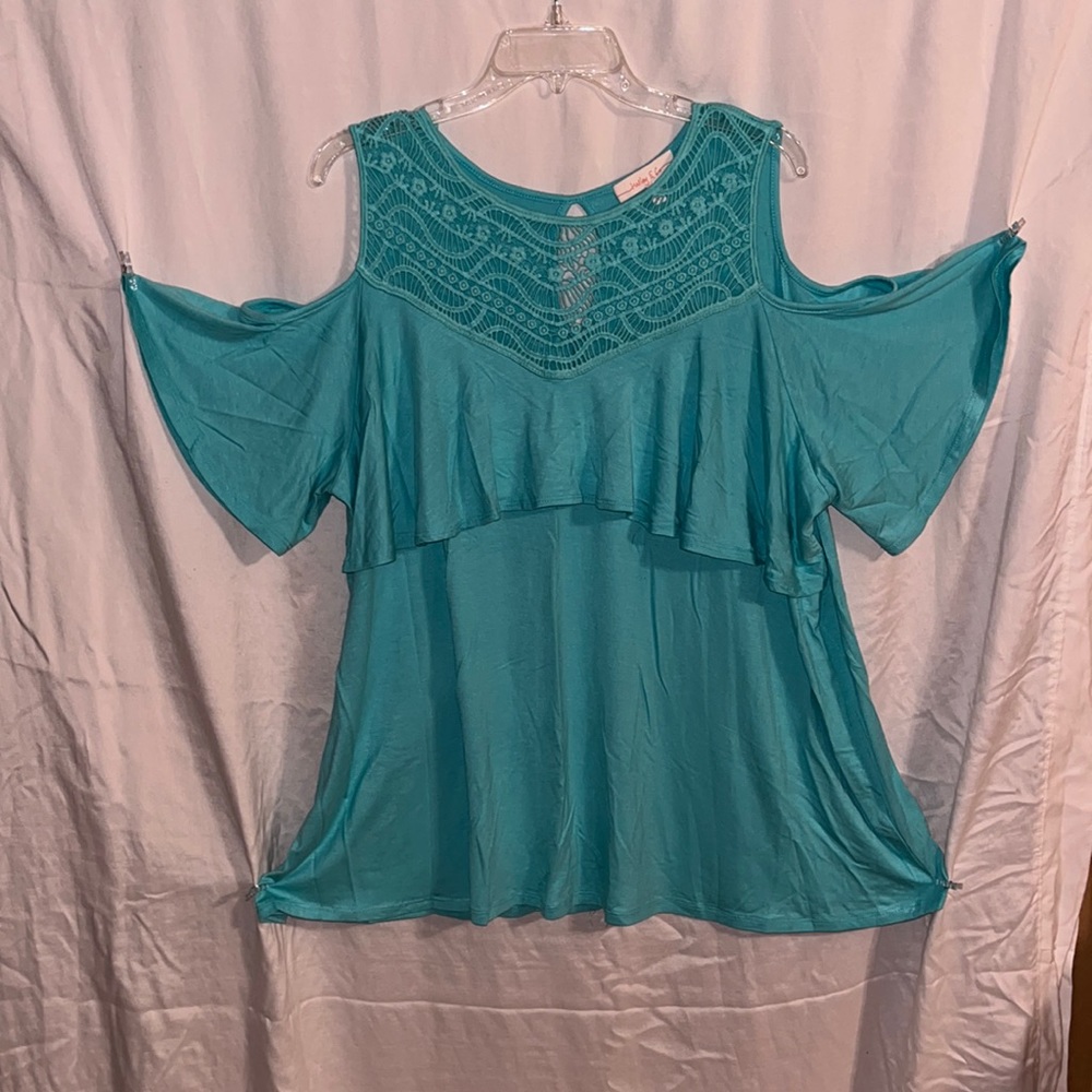 Hailey & Co 2 X cold shoulders top